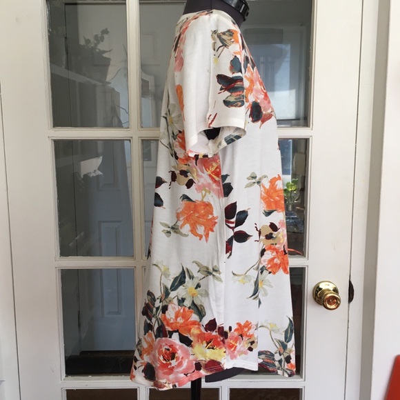 🦋 3 for $25 - 🇺🇸 Floral Print Soft Rayon Knit Vneck Tee - Picture 4 of 8